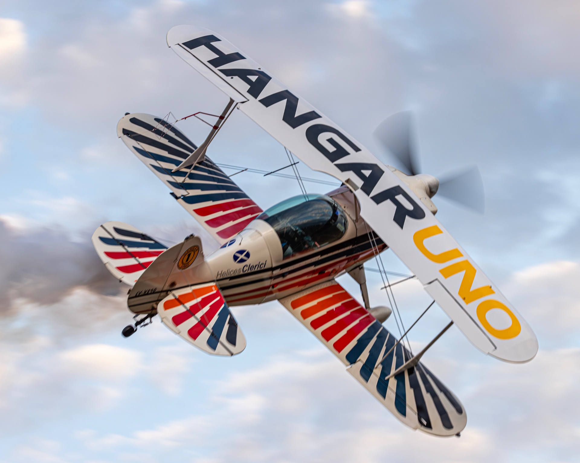 Pablo Quintero volando su Christen Eagle II al atardecer