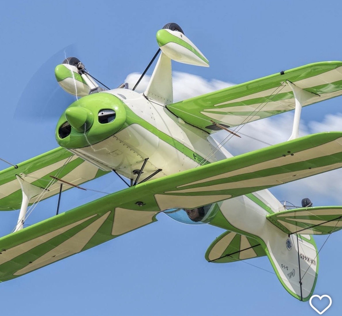 Pitts S-1D verde y blanco en vuelo