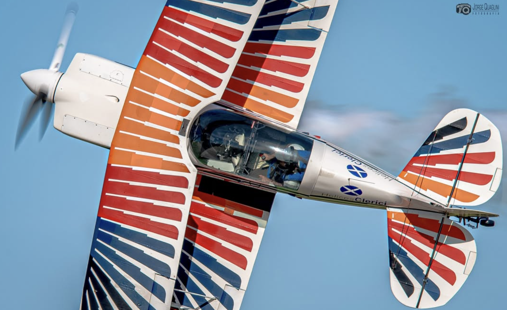 Pablo Quintero volando su Christen Eagle II al atardecer